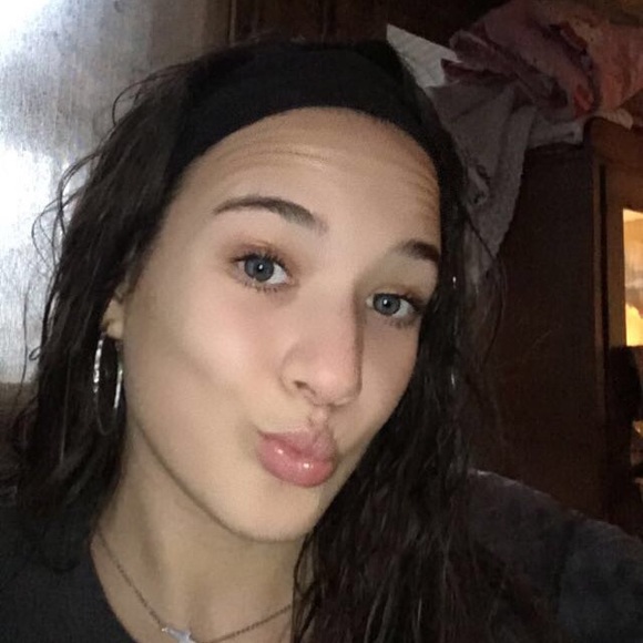 Profile Picture of Sherry Witmore (@sherrylee_3) on Poshmark