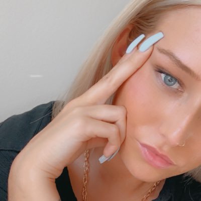 Profile Picture of Iyss (@elyssagamache) on Twitter