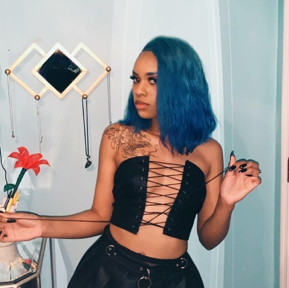 Shauvi Brisbon - Poshmark Profile Picture of Shauvi Brisbon (@shauvib) on Poshmark