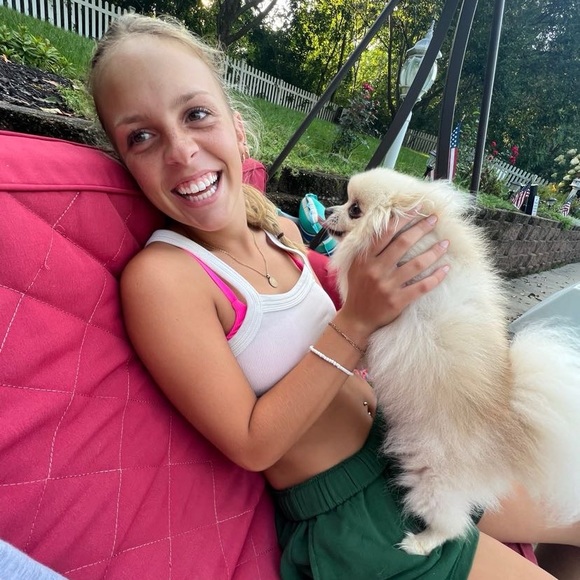 Profile Picture of Scarlett Dobkowski (@scarlettdob) on Poshmark