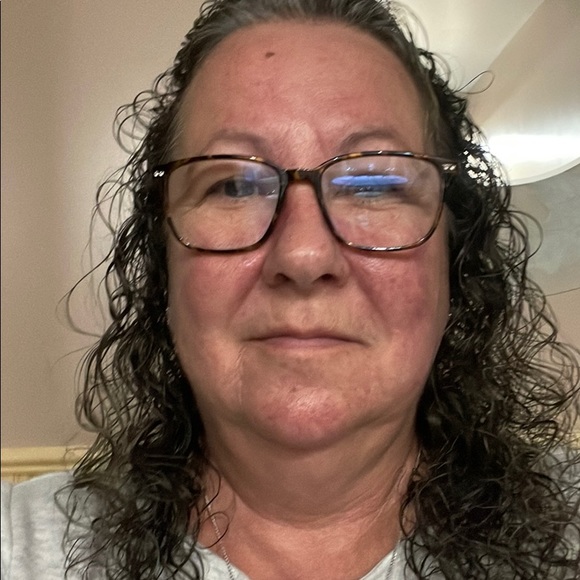 Profile Picture of Leona Fengstad (@leonafengstad) on Poshmark