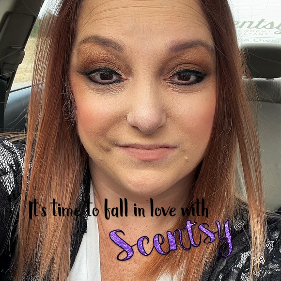 Profile Picture of Samantha Owen (@samanthaowen403) on Poshmark