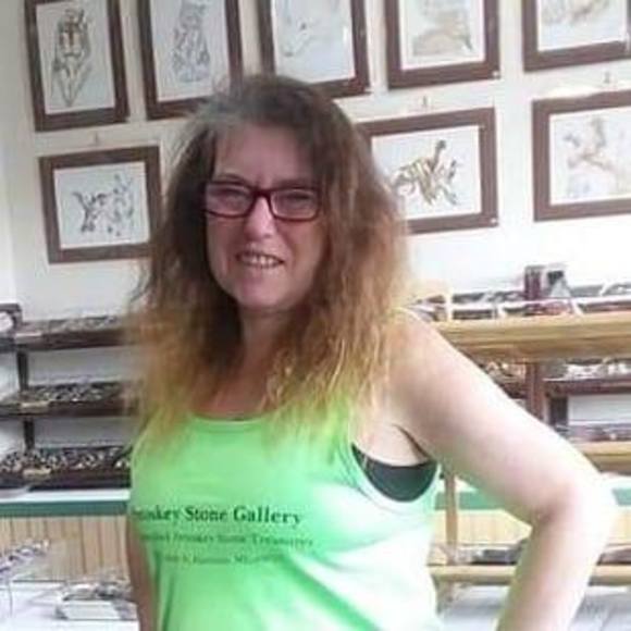 Profile Picture of Sandra Kindel (@sjkindel) on Poshmark