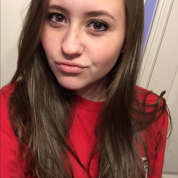 Profile Picture of Lindsey Roberts (@lindseyroberts1) on Poshmark