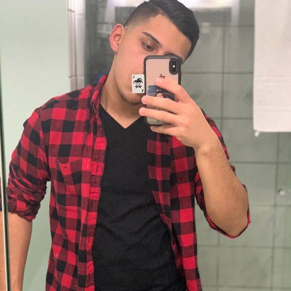 Profile Picture of Erik Camarillo (@ecamarillo10) on Poshmark