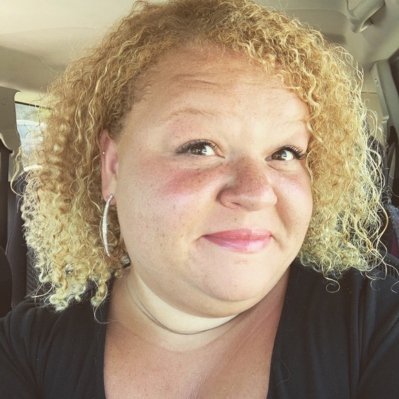 Profile Picture of Jamie Brozak (@jamiebrozak) on Poshmark