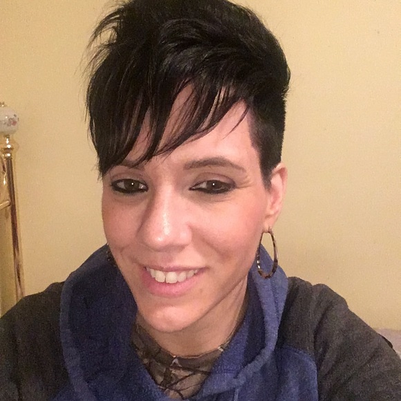 Profile Picture of Kara Plues (@fiddlechic) on Poshmark