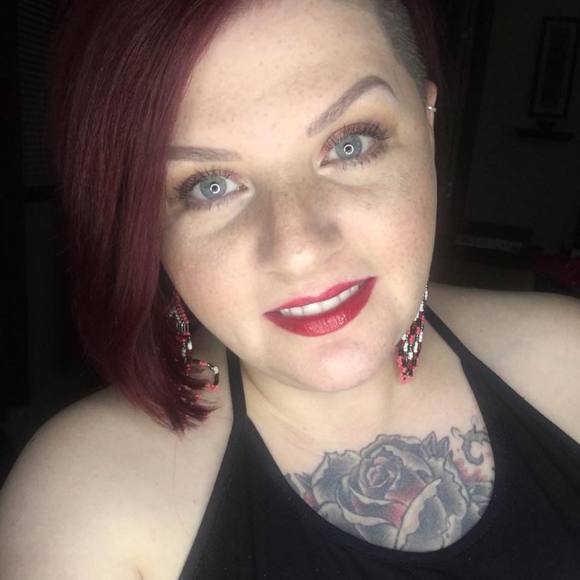 Profile Picture of Carrie Campbell (@carriecampbe621) on Poshmark