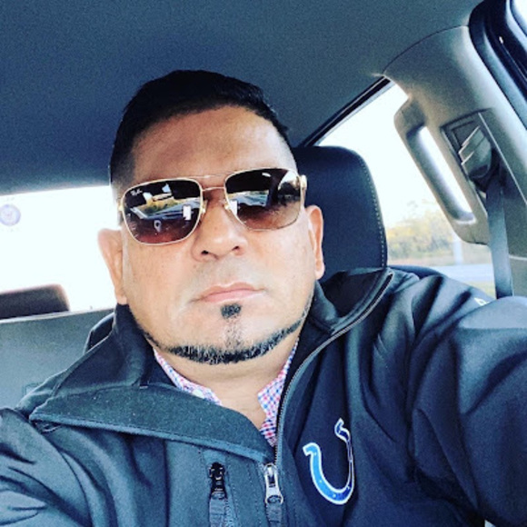 Profile Picture of Alex Roa (@roaalex0702) on Poshmark