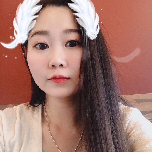 Profile Picture of June Nguyen (@june_van0402) on Poshmark