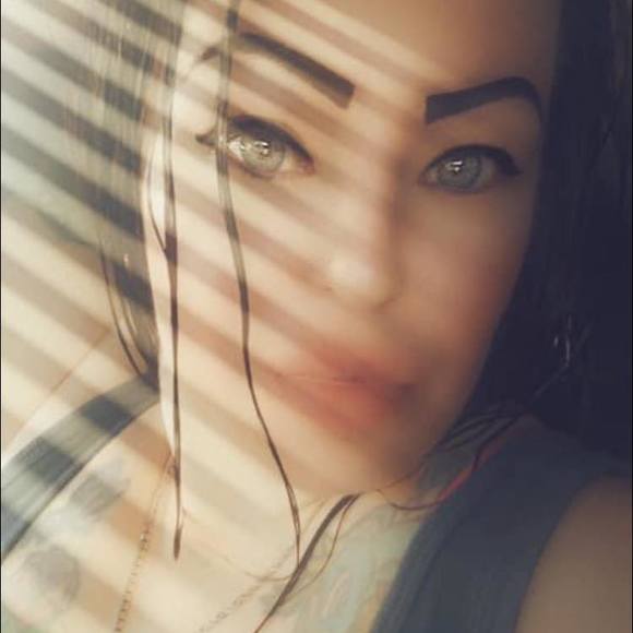 Profile Picture of Stephanie Whitney keys (@stephaniewhit84) on Poshmark