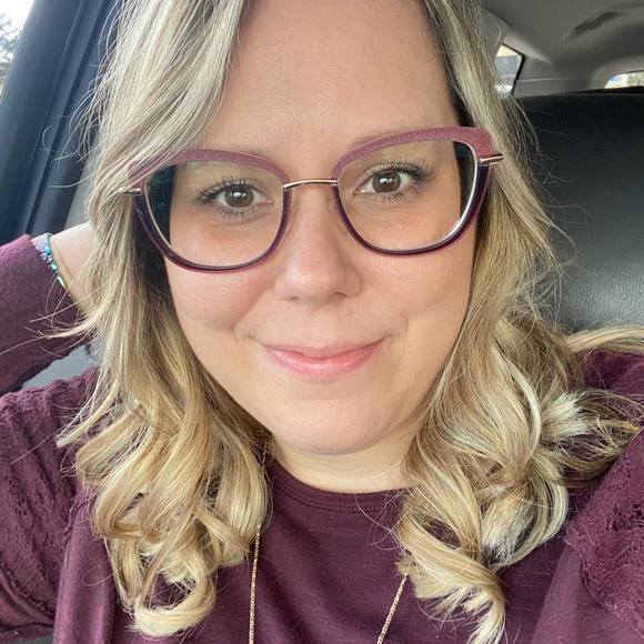 Profile Picture of Amber Vanderwall (@adaugherty2169) on Poshmark