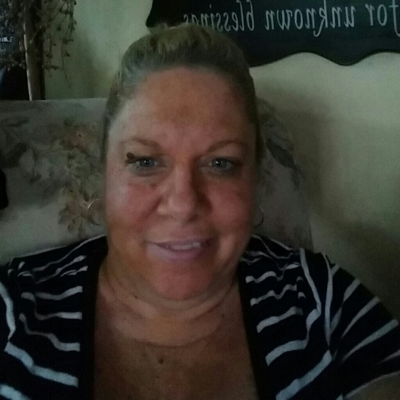 Profile Picture of Lisa Finn (@lisa060428) on Poshmark