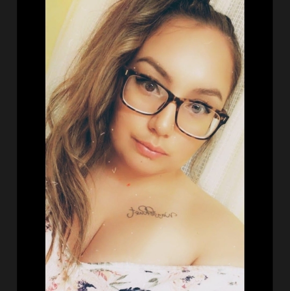 Profile Picture of Brittany Pourier (@bpourier) on Poshmark