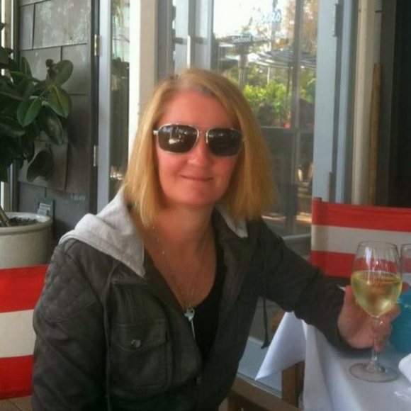 Profile Picture of Bronwyn Towart (@bronwyndt) on Poshmark