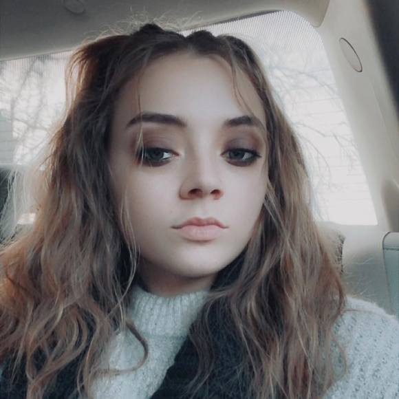 Profile Picture of Delaney Cronk (@laneybugg2202) on Poshmark