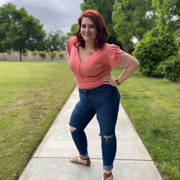 Profile Picture of Kristi Wallwork (@kristiwrites) on Poshmark