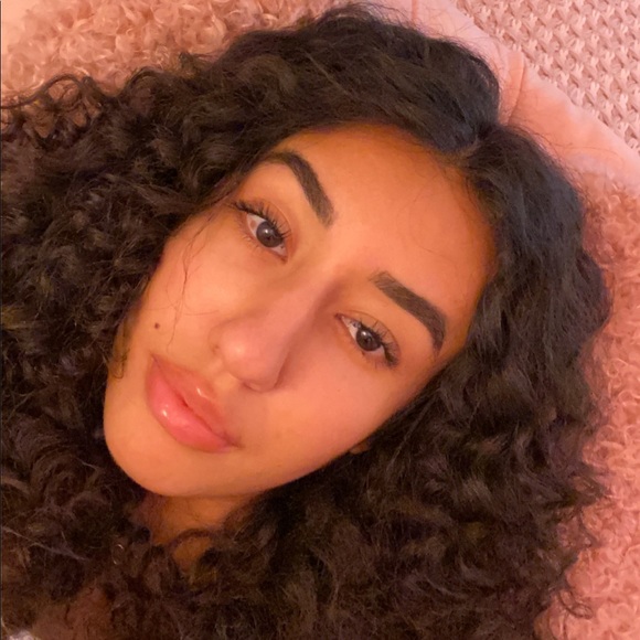 Profile Picture of Lunda Ayadi (@une_tnss) on Poshmark