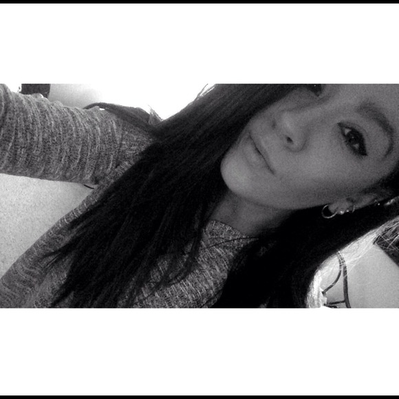 Profile Picture of Adriana Vasselli (@adrianavasselli) on Poshmark