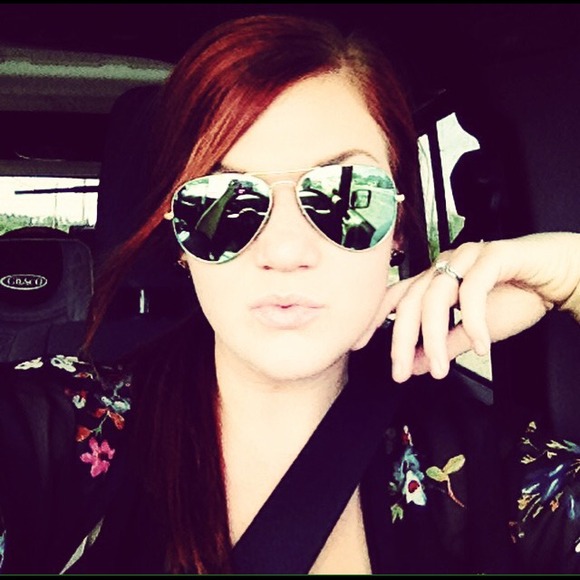 Profile Picture of Carrie Campbell (@carrieacampbell) on Poshmark