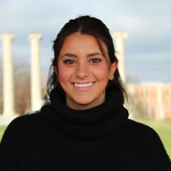 Profile Picture of Emma Gapski (@emmagapski03) on Poshmark