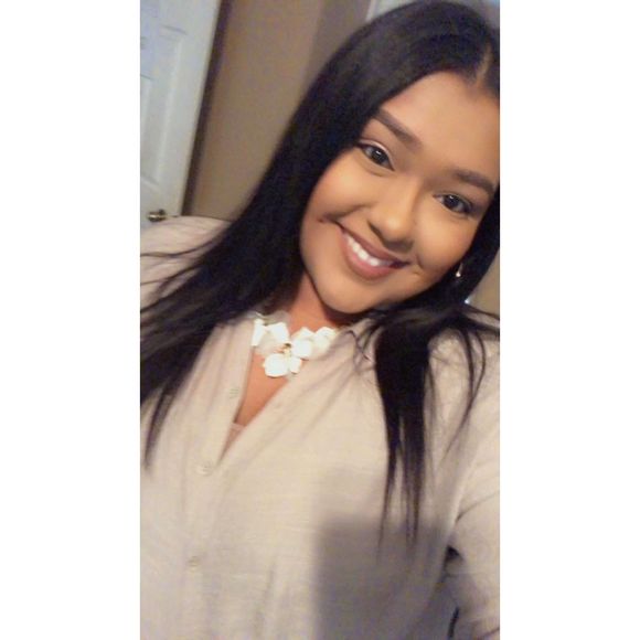 Profile Picture of Gloria Arreguin (@glarreguin) on Poshmark