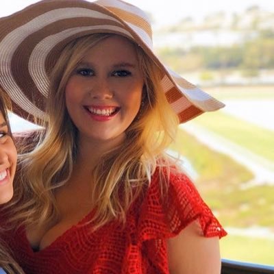 Profile Picture of Julia Tomich (@jewelselise) on Twitter