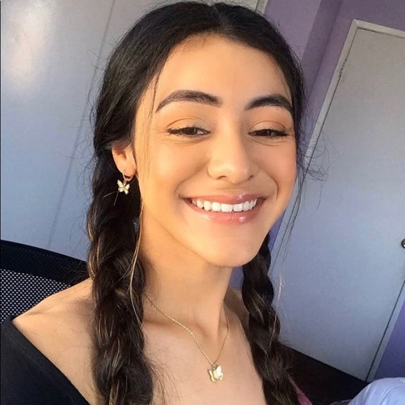 Profile Picture of Cassandra Solis (@cxassyyy) on Poshmark