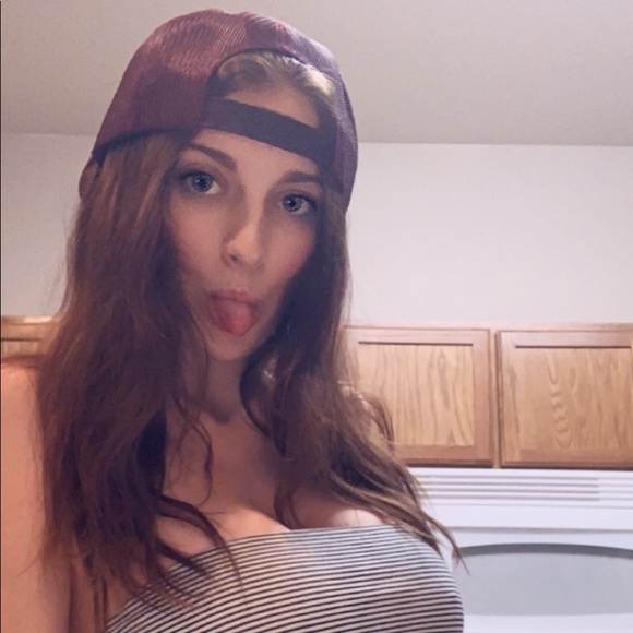 Profile Picture of Anna Slicker (@annaslicker) on Poshmark