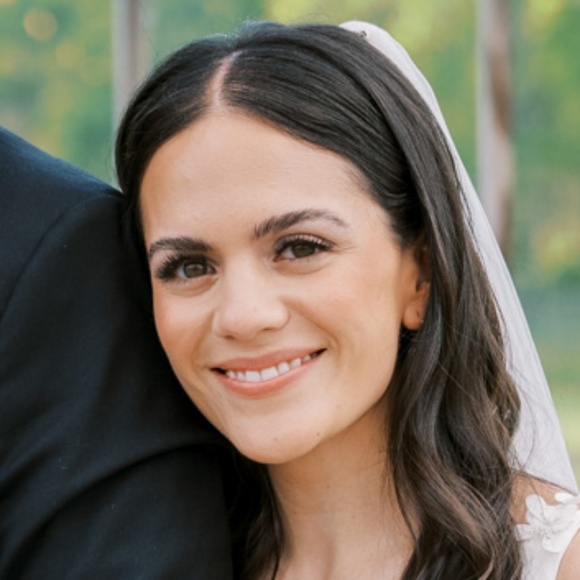 Profile Picture of Mikolense Sísnoweve (@laurashellhamer) on Poshmark