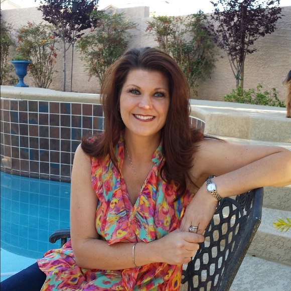 Profile Picture of Stephanie Bitters (@stephbitters) on Poshmark