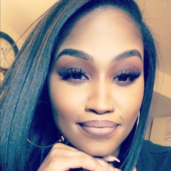 Profile Picture of August Arts (@savenahurst) on Poshmark