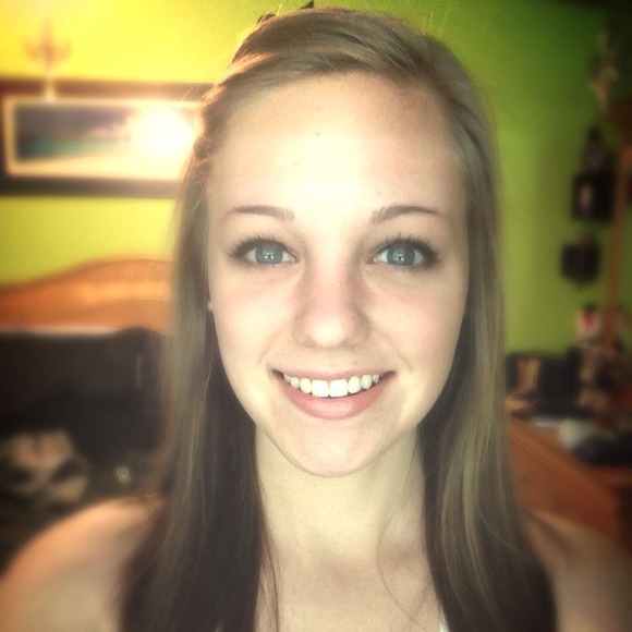 Sarah Guillot - Poshmark Profile Picture of Sarah Guillot (@sgills16) on Poshmark