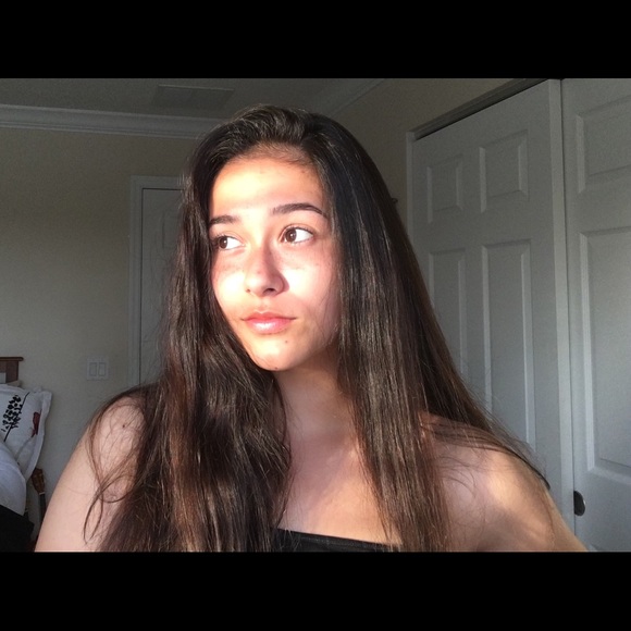 Profile Picture of Vanessa Sharp (@vaness_lyn) on Poshmark