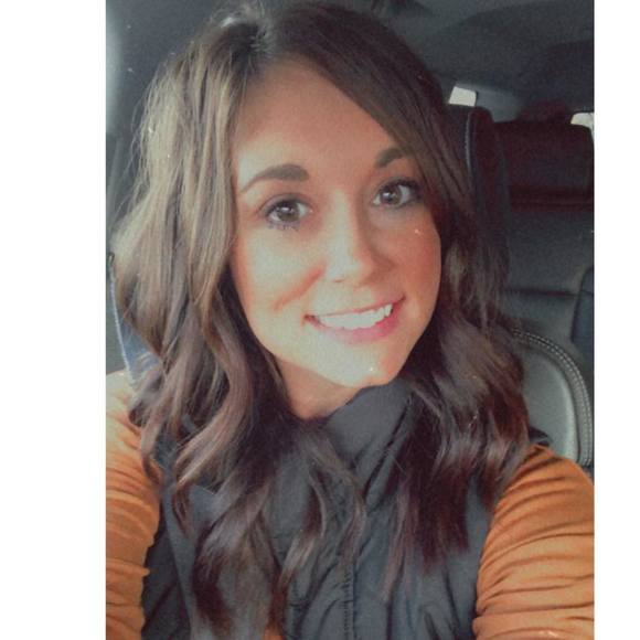 Profile Picture of Lindsay Pile (@lindsayw06) on Poshmark