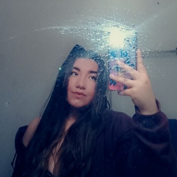 Profile Picture of Hannah Cuellar (@hannah_cuellar) on Poshmark