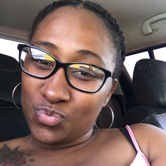 Profile Picture of Felicia Dasent (@fedasent) on Poshmark
