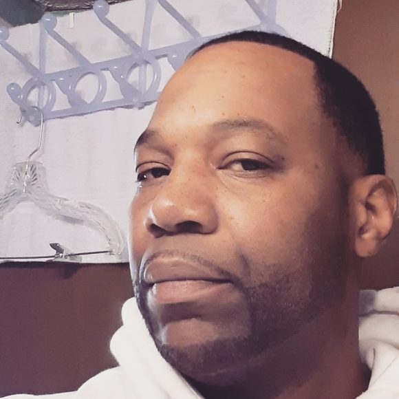 Profile Picture of Chris Handy (@c_handy) on Poshmark