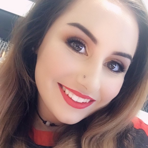 Profile Picture of Brookelynn Seghers (@bmakeupcloset) on Poshmark