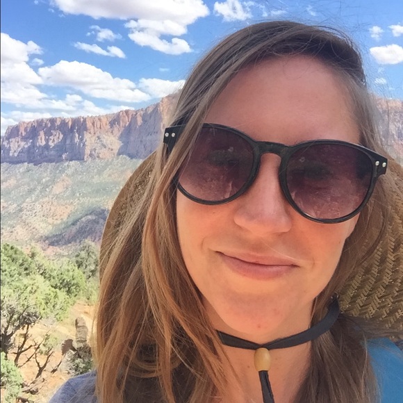 Profile Picture of Gustava Hoskins (@lookingoood) on Poshmark