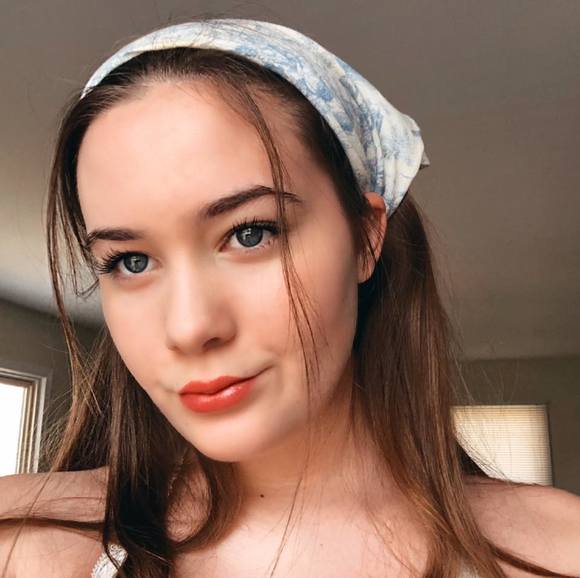 Profile Picture of Victoria Engbersen (@vengbersen) on Poshmark