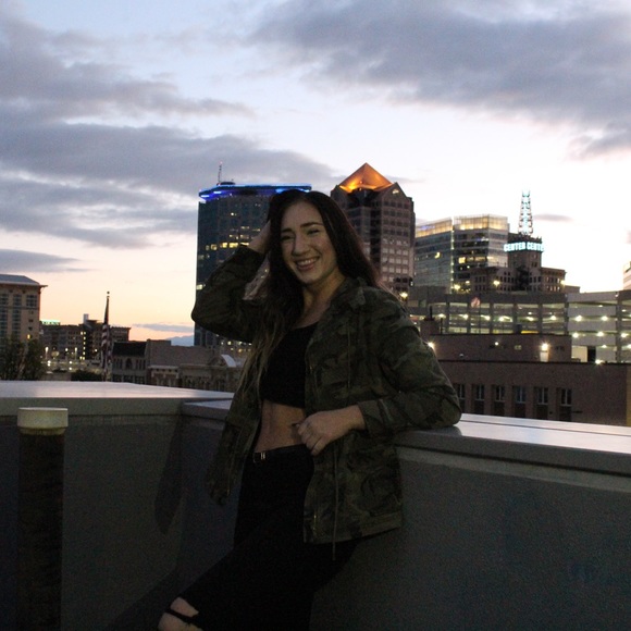 Profile Picture of Lindsi Quinton (@lindsiquinton) on Poshmark