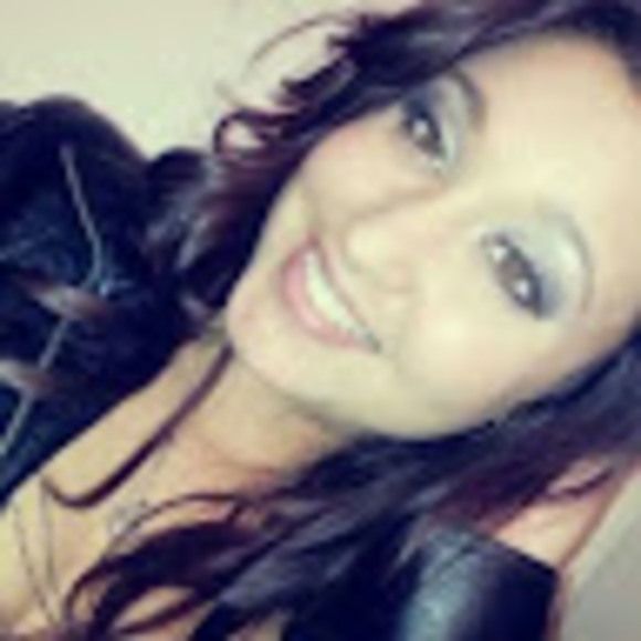 Profile Picture of Julia Sanders (@julesmae16) on Poshmark