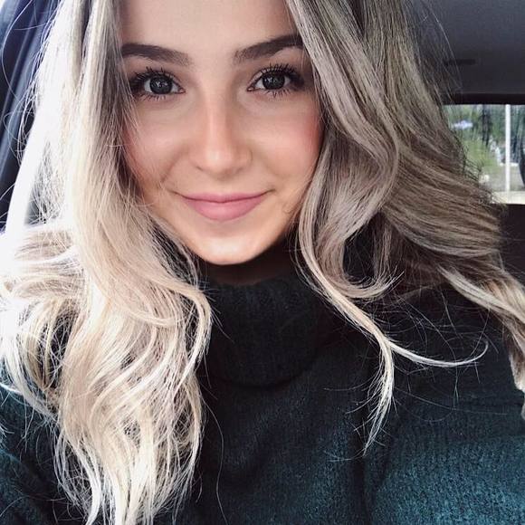 Profile Picture of Reanna Closen (@rea_joy) on Poshmark