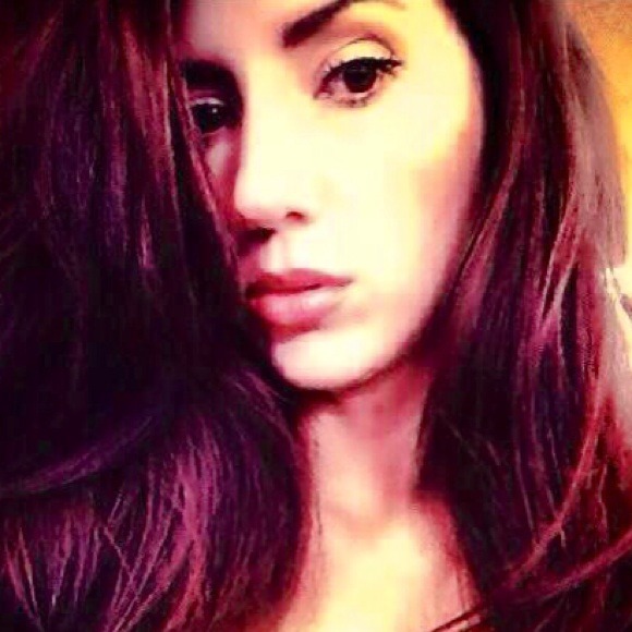 Profile Picture of Jenni Cakes (@craftyshoegal) on Poshmark