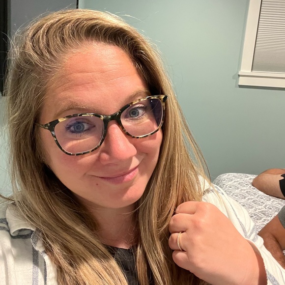 Profile Picture of Amanda Venieri (@amandavenieri) on Poshmark