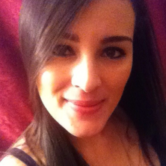 Profile Picture of Daniela Araujo (@daaaraujo) on Poshmark