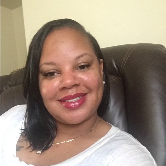 Profile Picture of Cassandra Thompson (@nookie83) on Poshmark