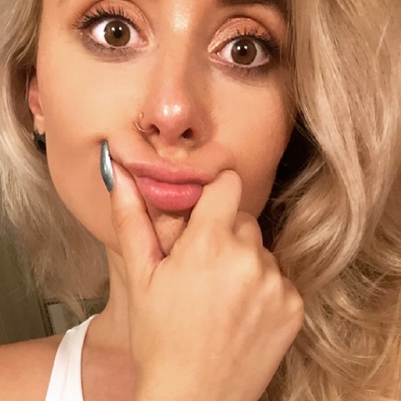 Profile Picture of Angela Nevison (@aneviso1) on Poshmark