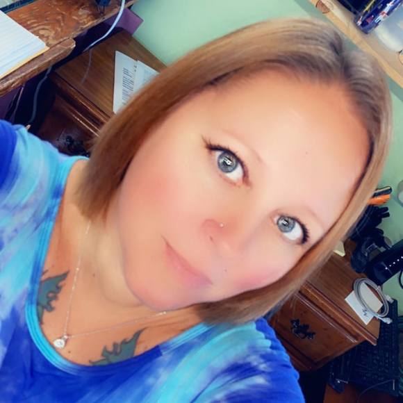 Profile Picture of Angie Jones-wallis (@angiewallis1213) on Poshmark